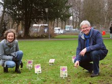 Birgit Elster und Christoph Reiffert auf einer Fläche bei der U-Bahnstation Uhlandstraße, die für die Pflanzung von Frühblühern vorgeschlagen ist.