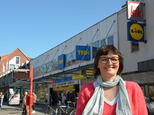 Daniela Dalhoff  vor der Ladenzeile an der Fuhlsbüttler Straße