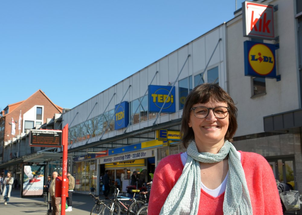 Daniela Dalhoff vor der Ladenzeile an der Fuhlsbüttler Straße Daniela Dalhoff vor der Ladenzeile an der Fuhlsbüttler Straße