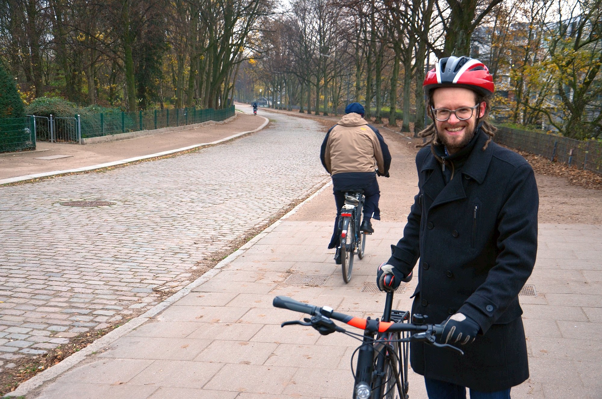 Thorsten Schmidt am mittleren Abschnitt der Osterbekstraße und mit Kopfsteinpflaster