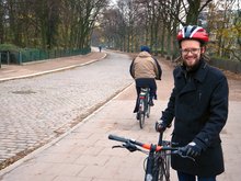 Thorsten Schmidt am mittleren Abschnitt der Osterbekstraße und mit Kopfsteinpflaster