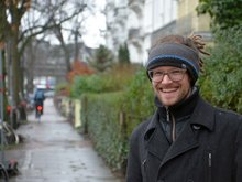 Thorsten Schmidt an der Sierichstraße – auf dem Gehweg sind immer wieder Radler*innen anzutreffen