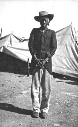 Cornelius Fredericks im Konzentrationslager Haifischinsel/Namibia nach dem  9. September 1906 (Urheberrecht abgelaufen)
