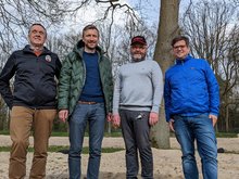Hans Schreckenberg (HTB 62), Philipp Noß (SPD), Dirk Pommerening (HTB 62) und Timo B. Kranz (GRÜNE) im Kiwittsmoorbad vor den Beachvolleyballfeldern