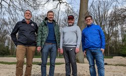 Hans Schreckenberg (HTB 62), Philipp Noß (SPD), Dirk Pommerening (HTB 62) und Timo B. Kranz (GRÜNE) im Kiwittsmoorbad vor den Beachvolleyballfeldern
