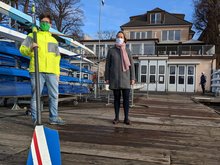 Timo B. Kranz und Katharina von Kodolitsch auf dem alten Steg, der ersetzt werden soll. Dort herrscht strenge Maskenpflicht.