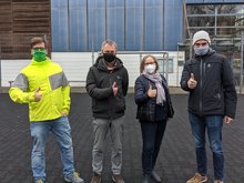 vlnr: Timo B. Kranz (GRÜNE), Michael Stuhr (Stellv. Vorsitzender SiB-Club), Maren Schindeler-Grove (1. Vorsitzende SiB-Club), Carsten Heinrich (Stellv. Schulleiter der Stadtteilschule Am Heidberg) auf der Fläche, die überdacht werden soll. Auf dem Schulgelände herrscht strenge Maskenpflicht