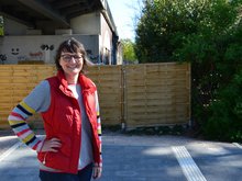Daniela Dalhoff vor dem Betterzaun, der noch die Fortführung der Promenade versperrt