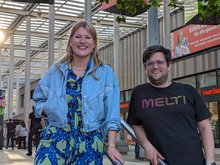 Timo B. Kranz und Lena Otto vor dem LaHoMa Einkaufszentrum in Langenhorn (©Kranz)