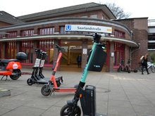 Vor der U-Bahnstation Saarlandstraße werden  regelmäßig viele E-Scooter abgestellt