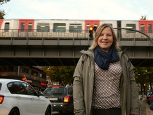 Simone Dornia in der Fuhlsbüttler Straße in Höhe der geplanten U-Bahn-Haltestelle