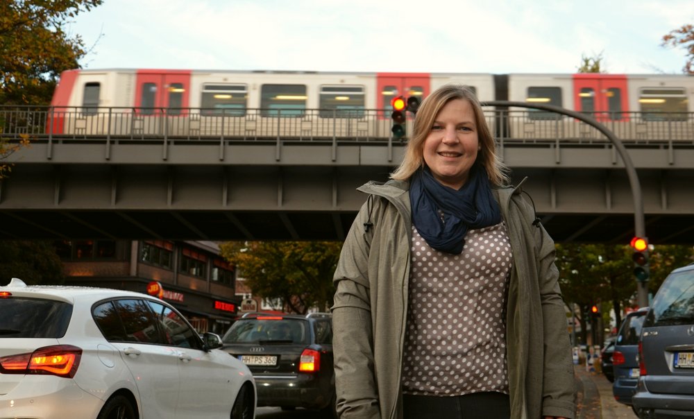 Simone Dornia in der Fuhlsbüttler Straße in Höhe der geplanten U-Bahn-Haltestelle