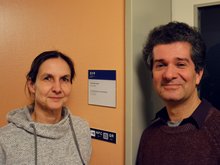 Tanja Schmedt auf der Günne und Dr. Anil Kaputanoglu vor einem der neuen interaktiven Türschilder (oben)