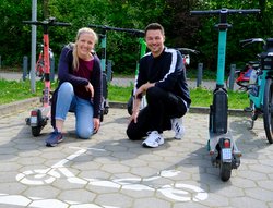 Katharina Fischer-Zernin (GRÜNE, links) und Momme Dähne (SPD) an einer Abstellfläche für eScooter bei der U-Bahnstation Langenhorn Nord