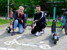 Katharina Fischer-Zernin (GRÜNE, links) und Momme Dähne (SPD) an einer Abstellfläche für eScooter bei der U-Bahnstation Langenhorn Nord