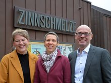 Lena Otto (SPD, l.), Sonja Engler (Zinnschmelze, m.) und Michael Werner-Boelz (GRÜNE, r.) vor der Zinnschmelze (Reiffert/GRÜNE Fraktion Nord)