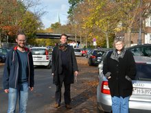 Thorsten Schmidt (GRÜNE), Sebastian Haffke (SPD) und Petra Oelker (Anwohnerin Ev. Damenstift) auf der Heilwigstraße vor dem Kloster St. Johannis