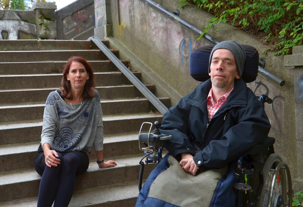 Katrin Hofmann und Christoph Duwe an einer der vielen Treppen am Alsterwanderweg