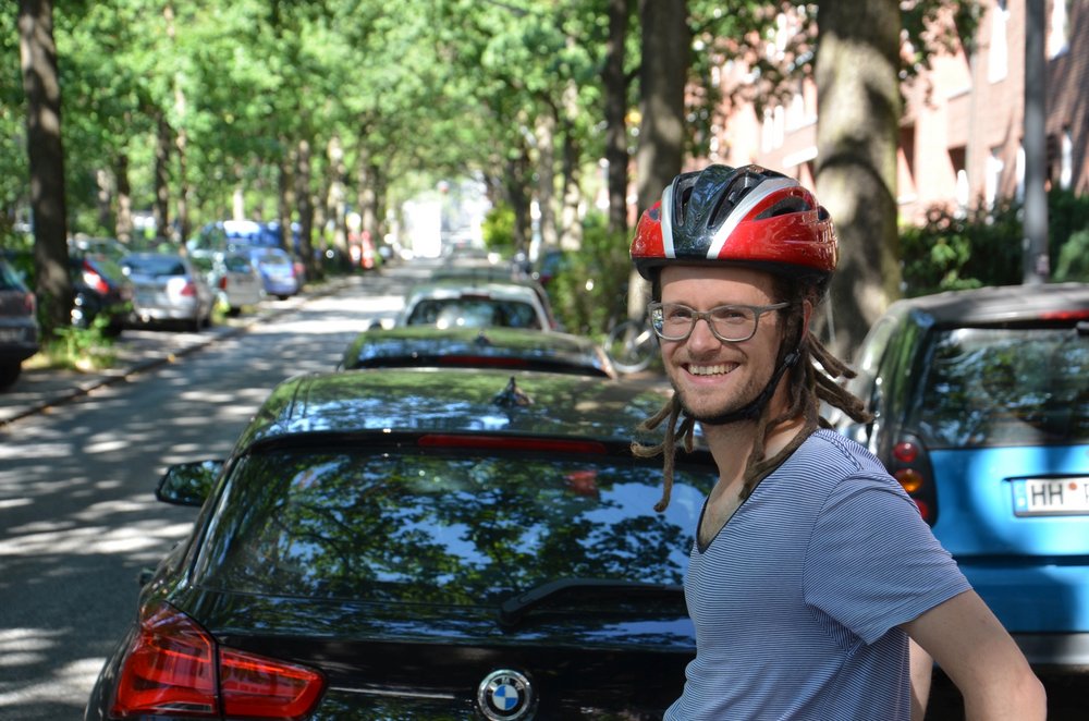 Thorsten Schmidt am Wiesendamm: Wo jetzt noch Autos parken, können künftig Radfahrende bequem auf einem Radfahrsteifen bergauf radeln Thorsten Schmidt am Wiesendamm: Wo jetzt noch Autos parken, können künftig Radfahrende bequem auf einem Radfahrsteifen bergauf radeln