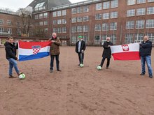 Ivica Perić und Frank Kaven von Croatia Hamburg (links) sowie Manfred Wolny und Manfred Itzen von Polonia Hamburg rechts) mit Oliver Camp, Sprecher für Sport der GRÜNEN Fraktion Nord (Mitte) auf dem Sportplatz Birkenau