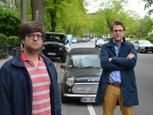 Timo B. Kranz (GRÜNE, links) und Alexander Kleinow (SPD, rechts) an der Sierichstraße