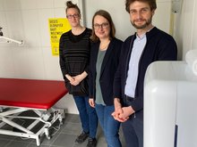 Nadine Voss (Leben mit Behinderung), Mareike Engels (GRÜNE), Marcel Bulawa (GRÜNE) in der ersten Toilette für alle der Tagesstätte Pergole des Vereins Leben mit Behinderung