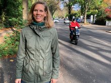 Anwohnerin Katrin Baum an der Wellingsbütteler Landstraße