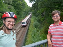 Foto: Thorsten Schmidt und Timo B. Kranz oberhalb der Trasse für den Radschnellweg (Höhe U Fuhlsbüttel)