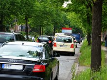 Bild der dicht gedrängten Krausestraße mit Fahrradfahrer