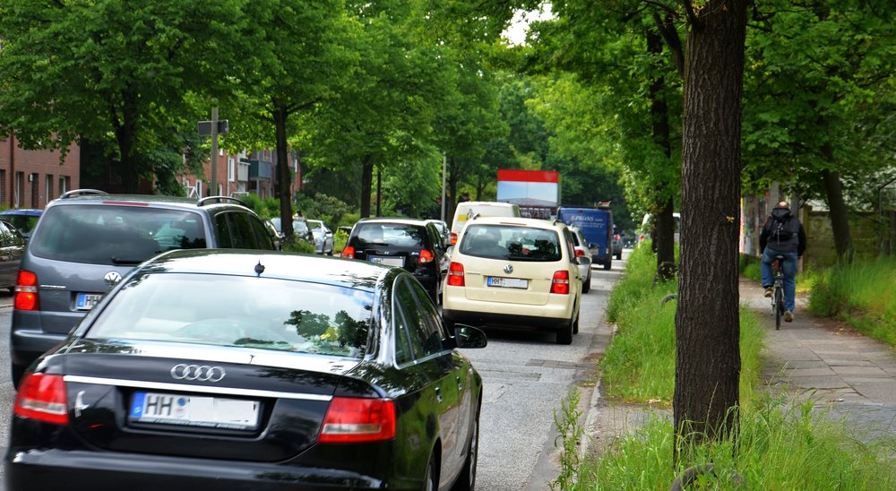 Bild der dicht gedrängten Krausestraße mit Fahrradfahrer