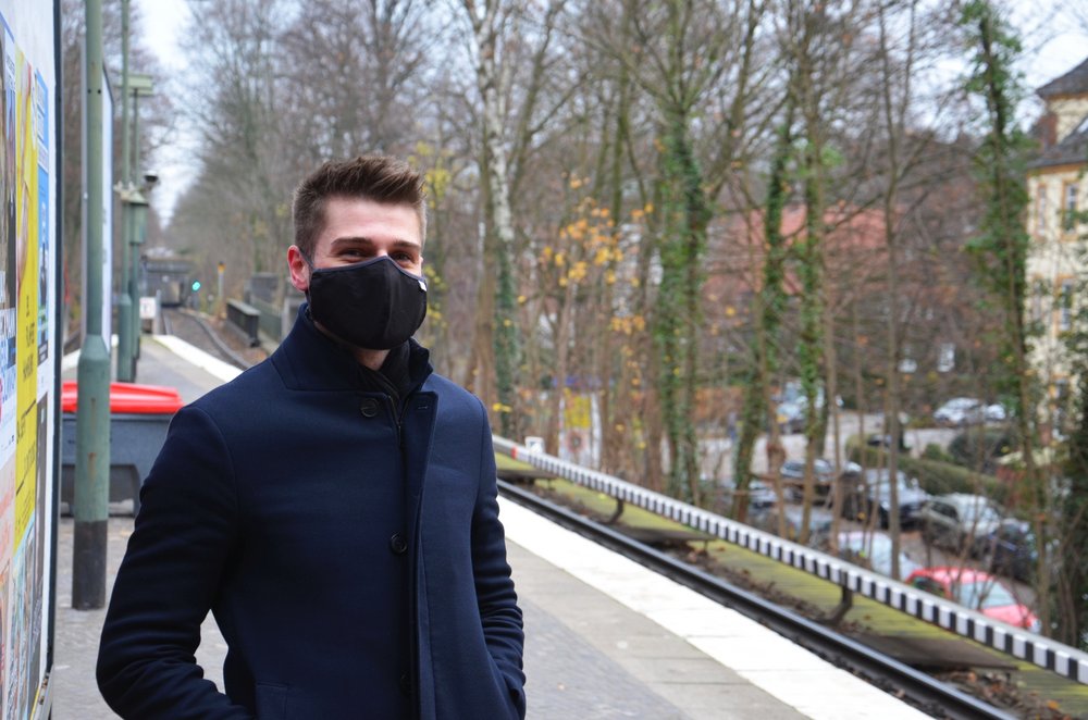Marcel Bulawa (GRÜNE) am Ostende des Bahnsteigs des U-Bahnhofs Sierichstraße Marcel Bulawa (GRÜNE) am Ostende des Bahnsteigs des U-Bahnhofs Sierichstraße