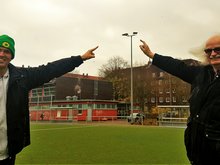 Oliver Camp (l., GRÜNE) und Ulrich Bunsmann (DSC Hanseat) auf dem Sportplatz