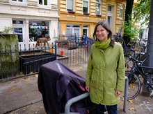 Simone Dietz vor der Kita „Die Martinis“. Hier werden drei Lastenradbügel eingebaut. Die breiteren Gehwege erleichtern den Eltern das Bringen und Abholen